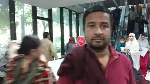 दिल्ली रानी बाग प्रीतमपुरा के अंतर्गत अस्पताल आता है
नई दिल्ली - देश की राजधानी में स्थित भगवान महावीर अस्पताल  जोकि दिल्ली के रानी बाग एरिया में पड़ता है, यहां ओपीडी की पर्ची बनवाने के बाद जब हम यहां के कमरा नंबर 161 में जाते हैं तो वहां पर ड्यूटी के समय कोई भी स्टाफ मौजूद नहीं मिला,  जैसा कि वीडियो में एक मरीज के द्वारा ये सुना जा सकता है कि काफी देर से कोई नहीं है इस कमरा में, जब इस समस्या का मौके पर वीडियो बनाया गया तो वहां पर मौजूद भगवान महावीर अस्पताल के सुरक्षा गार्ड के द्वारा मोबाइल छीन लिया गया। फिर काफी देर के बाद मोबाइल को दिया गया, फिर उसके बाद कमरा नंबर 124 में बैठे वहां के डाक्टर को अपनी समस्या के बारे में अवगत कराया गया तब उनका ये कहना था कि मेरी कोई जवाबदेही नहीं है कि आपके हाथ का दर्द ठीक होगा की नहीं, अब जो डेट दिया गया है उस डेट को दुबारा आना, ये है दिल्ली में डबल इंजन वाली भाजपा सरकार का हाल, जब एक पत्रकार के साथ ये ब्यवहार सरकारी डाक्टरों के द्वारा किया जा रहा है तो, आम आदमी के साथ क्या होता होगा, देश की राजधानी दिल्ली में नई सरकार को गठन हुए एक वर्ष पूरे हो गए, मगर ब्यवस्था बद से बद्तर है।
और साथ में वहां का सिक्योरिटी गार्ड के द्वारा मीडिया कर्मी के ऊपर हाथापा ए करने पर उतारू