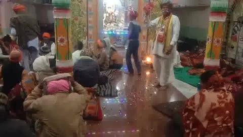 जिला झालावाड़ तहसील रायपुर ग्राम दुबलिया श्री बाबा रामदेव मंदिर की भजन संध्या का रात का आनंद देखिए यहां पर संध्या होती रहती है लोग आते हैं आनंद लेने के लिए जय बाबाक्शावाला बाबा रामदेव न्यूज़ चैनल हर दिन देखकर बाबा का मंदिर का आनंद