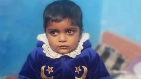 Journalist Sonu Singh: मंगलपुर चौराहे पर हादसा: तेज रफ्तार डीसीएम की टक्कर से 3 वर्षीय मासूम की मौत, दंपति बाल बाल बचे
मंगलपुर थाना क्षेत्र के जौरवा गांव के पास बुधवार दोपहर तेज रफ्तार बाइक अचानक सड़क पर आए मवेशी से टकरा गई। हादसे में बाइक सवार तीन लोग गंभीर रूप से घायल हो गए।
सूचना मिलते ही एंबुलेंस मौके पर पहुंची और घायलों को सीएचसी हवासपुर ले जाया गया। जहां ड्यूटी पर तैनात चिकित्सक डॉ. अमित निरंजन ने प्राथमिक उपचार के बाद घायल सावित्री की हालत गंभीर देखते हुए उन्हें जिला अस्पताल रेफर कर दिया।
जानकारी के मुताबिक अनंतपुर धौकल गांव निवासी रविंद्र कुमार अपनी मां सावित्री और सचिन के साथ बाइक से भोगनीपुर जा रहे थे। लगभग 3:30 बजे जौरवा गांव के पास अचानक एक मवेशी सामने आ गया, जिससे बाइक उससे टकरा गई। टक्कर इतनी जोरदार थी कि तीनों सड़क पर गिरकर घायल हो गए।
पुलिस और राहगीरों की मदद से घायलों को अस्पताल पहुंचाया गया। जहां से सावित्री की हालत चिंताजनक देखते हुए जिला अस्पताल रेफर कर दिया।