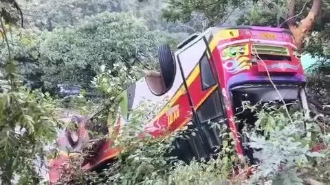 चित्तूर जिले से 37 तीर्थयात्रियों को ले जा रही एक निजी बस कल रात अल्लूरी सीताराम राजू जिले के चिंतुरु-मारेदुमिल्ली घाट मार्ग पर तुलसिपाका के पास एक खाई में गिर गई (बस दुर्घटना)। इस दुर्घटना में कम से कम 9 लोगों की मौत हो गई और 20 से अधिक लोग घायल हो गए।
घायलों को पहले चिंतुरु सरकारी अस्पताल ले जाया गया, बाद में बेहतर इलाज के लिए भद्राचलम में स्थानांतरित कर दिया गया।
मृतकों की संख्या बढ़ सकती है।