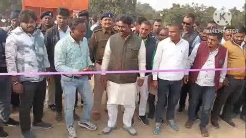 फुटबॉल टूर्नामेंट के फाइनल मुकाबले में विजेता एवं उपविजेता टीम के बीच विधायक ने पुरस्कार राशि का समारोह पूर्वक किया वितरण