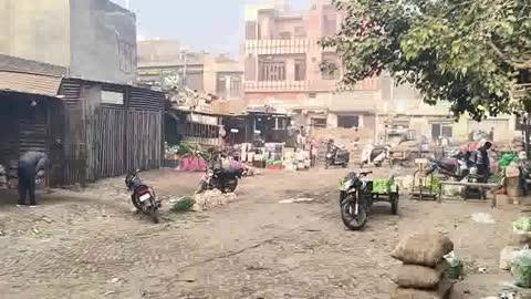 आज फिर उकलाना की सब्जी मंडी में मन्दी का दौर रहा जहां पर ग्राहक की भारी कमी देखी गई काम ना होने की वजह से दुकानदारों मे मायूसी छाई रही लगता है अभी कुछ दिन और मन्दी का दौर चलेगा