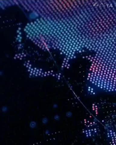 ब्रेकिंग न्यूज  :  गोपालगंज में दरवाजे पर गेम खेल रहे किशोर को बाइक सवार अपराधियों ने गोली मारकर की हत्याा।
गोपालगंज के नगर थाना क्षेत्र के खैरटीया गांव में एक 15 वर्षीय किशोर की गोली मारकर हत्या कर दी गई। अज्ञात बाइक सवार बदमाशों ने किशोर के सिर में गोली मारी और मौके से हथियार लहराते फरार हो गए। 
घटना के बाद स्थानीय लोगों ने उसे मॉडल अस्पताल गोपालगंज के इमरजेंसी वार्ड में पहुंचाया,जहां चिकित्सक ने उसे मृत घोषित कर दिया। मृतक की पहचान खैरटीया गांव निवासी चंदन प्रसाद के 15 वर्षीय पुत्र आलोक कुमार उर्फ संजय कुमार के रूप में हुई है। 
सूचना मिलने पर सदर एसडीपीओ प्रांजल सदर अस्पताल पहंचे और परिजनों से मिलकर मामले की जानकारी ली। पूलिस ने जांच शूरू कर दी है।
बाइक सवार यूवक गोली मारकर हए फरार :  घटना के संबंध में बताया गया है कि आलोक अपने घर के बाहर खड़ी ट्रैक्टर के आगे वाले हिस्से पर बैठकर मोबाइल पर गेम खेल रहा था। इसी दौरान, तेज रफ्तार बाइक पर सवार दो बदमाश वहां पहुंचे और बिना कुछ कहे आलोक को निशाना बनाकर उसके सिर के पिछले हिस्से में गोली मारकर हथियार लहराते मौके से फरार हो गए। 
गोली लगते ही किशोर लहलूहान होकर जमीन पर गिर पडा और उसकी मौके पर ही मौत हो गई। गोली की आवाज सुनकर आसपास के लोग और परिजन घटनास्थल पर पहुंचे। घटना के बाद पूरे इलाके में दहशत का माहौल है।
मृतक के पिता चंदन प्रसाद ने बताया कि आलोक घटना से कुछ देर पहले कार से कहीं से आया था और बेचैन दिख रहा था। खाना खाने के बाद उसके मोबाइल पर फोन आया और वह बात करते हुए घर से बाहर निकला। इसके बाद वह घर के द्वार पर खड़ी ट्रैक्टर पर बैठकर गेम खेल रहा था, तभी बाइक सवारों ने इस वारदात को अंजाम दिया।
उन्होंने बताया कि काफी दिन पहले उसके स्कूल में पढ़ने वाले कुछ लडकों से विवाद हआ था और मारपीट हुई थी।उसके ऊपर चाकू मारने की कोशिश भी की गई थी। मृतक तीन भाइयों में दूसरे नंबर का था जो आठवीं कक्षा में पढता था। पिता ई-रिक्शा चलाकर परिवार का भरण पोषण करते है।
पुलिस प्रेम प्रसंग की संभावनाओं के साथ कई बिंदुओं पर कर रही जांच :
पुलिस मामले की गंभीरता को देखते हुए कई बिंदुओं पर जांच कर रही है। हत्या के पीछे पुरानी रंजिश,आपसी विवाद या प्रेम प्रसंग की संभावनाओं पर बारीकी से पडताल की जा रही है। पूलिस ने जल्द ही अपराधियों को गिरफ्तार करने और हत्याकांड का खुलासा करने का दावा किया है। 
सदर एसडीपीओ प्रांजल ने बताया कि किशोर के सिर में अज्ञात बदमाशों ने गोली मारी है। शव का पोस्टमॉर्टम कराया गया है। मामले की जांच की जा रही है। जल्द ही बदमाशों को गिरफ्तार कर लिया जाएगा...