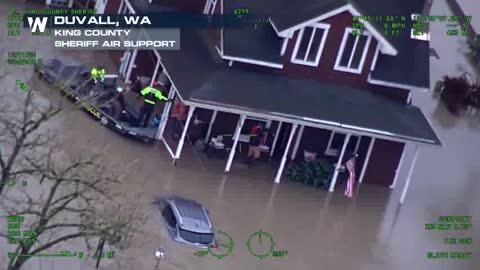 அமெரிக்காவின் வாஷிங்டனில் பெய்த கணமழை காரணமாக அப்பகுதி.