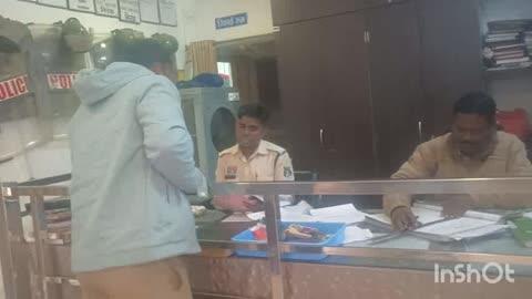 चकरभाठा मार्केट में लापरवाह कार चालक ने हाई कोर्ट कर्मी सहित एक अन्य बाइक चालक को मारी टक्कर जिसकी थाना चकरभाठा में दर्ज कराई गई रिपोर्ट 
शुक्रवार की रात 9:45 पर चकरभाठा पुलिस से मिली जानकारी के अनुसार 
नाम प्रार्थी
गुरूदेव कुमार कोसरीया पिता भगोली राम कोसरीया उम्र 40 साल साकिन हाईकोर्ट कालोनी मकान नंबर H 2/6 थाना चकरभाठ जिला बिलासपुर ने शुक्रवार की साम 7 बजे थाना चकरभाठा मे उपस्थित हों कर रिपोर्ट दर्ज कराई हैं की
मैं हाईकोर्ट कालोनी मकान नंबर H 2/6 में रहता हूं हाईकोर्ट में नौकरी करता हूं कि दिनांक 12/12/2025 को शाम आफिस बंद होने के बाद मैं अपने मोटर सायकल क्रमांक CG04HJ1161 से अपने क्वाटर हाईकोर्ट कालोनी जा रहा था कि शाम करीब 05:40 बजे के आसपास चकरभाठा मार्केट राशन दुकान गेट के पास पहुंचा था उसी समय सामने से आ रही कार क्रमांक CG11AY5625 का चालक अपने कार को तेजी व लापरवाही पूर्वक चलाते हुए मोटर सायकल क्रमांक CG10AY0651 को ठोकर मारकर एक्सीडेन्ट कर दिया उसके बाद उसी समय मुझे भी कार का चालक ठोकर मारकर एक्सीडेन्ट कर दिया एक्सीडेन्ट करने से मोटर सायकल क्रमांक CG10AY0651 के चालक को भी चोट आया है तथा मेरे सिर एवं पैर में चोट लगा है एक्सीडेन्ट से मेरे मोटर सायकल का साने वाईजर, लेगगार्ड, हेड लाईट, फूटरेस्ट क्षतिग्रस्त हो गया है। घटना को आसपास के लोग देखे सुने है रिपोर्ट करता हूं कार्यवाही किया जाये में अपना रिपोर्ट पढकर देखा जैसा बताया वैसा लिया गया है।
प्रॉर्थी की रिपोर्ट पर चकरभाठा पुलिस ने अपराध धारा-281,125 (a) बंस के तहत मामला दर्ज कर लिया हैं और मामले की विवेचना जारी हैं