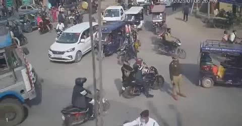 हरदोई में ट्रक ने दरोगा को मारी टक्कर, घटना CCTV में हुई कैद, पुलिस ने ड्राइवर को पकड़ा, 20 हजार का चालान
हरदोई। शहर कोतवाली क्षेत्र के लखनऊ चुंगी चौराहे पर गुरुवार दोपहर उस समय अफरा-तफरी मच गई जब ट्रैफिक जाम को नियंत्रित कर रहे एक पुलिस दरोगा को तेज रफ्तार ट्रक ने टक्कर मार दी। घटना का 29 सेकेंड का CCTV वीडियो सोशल मीडिया पर वायरल हो गया।
जानकारी के अनुसार, भीड़ और जाम के चलते चौकी इंचार्ज बासु कुमार सिंह जाम खुलवाने के लिए चौराहा के बीच खड़े थे। उनके हाथ में वायरलेस था। इसी दौरान बिलग्राम रोड से आ रहा एक ट्रक अचानक उनके पास मुड़ा और हॉर्न बजाए बिना सीधे उन्हें टक्कर मार दी। दरोगा लड़खड़ाए लेकिन बच गए, अन्यथा ट्रक के पहियों के नीचे आने का खतरा था। टक्कर से बासु के कंधे और घुटने में चोट आई। उन्हें प्राथमिक उपचार के बाद जिला अस्पताल भेजा गया।
ट्रक चालक घटना के बाद भागने लगा, लेकिन मौके पर मौजूद अन्य पुलिस कर्मियों ने पीछा कर उसे पकड़ लिया। चालक ने पूछताछ में स्वीकार किया कि जाम और मोड़ की वजह से दरोगा दिखाई नहीं दिए थे। पुलिस ने ट्रक जब्त कर चालक के खिलाफ ₹20,000 का चालान काटा।
सीओ सिटी अंकित मिश्रा ने बताया कि हादसा जाम खुलवाने के दौरान हुआ। चालक पर पहले से कोई संगीन मामला नहीं था, इसलिए चालान कर छोड़ दिया गया।
घटना ने मानवीय और सुरक्षा-प्रशासनिक स्तर पर सवाल खड़े कर दिए हैं। शहरवासियों ने पुलिस की सुरक्षा व ट्रक चालकों की जिम्मेदारी की पुनरावलोकन की मांग की है।