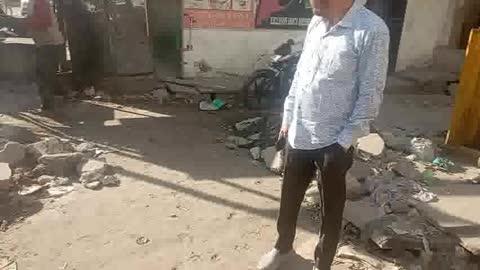 पांच बत्ती चौराहा वार्ड 39 पर नाले  का रपटा बनाया गया था जिसको बने हुए आज एक सप्ताह के करीब हो गया लेकिन नाले में से निकाले गए मलबे को अभी तक सड़क पर से नहीं उठाया गया  जिससे आने-जाने वाले लोग मलवे  के ऊपर से होकर गुजरना पड़ रहा है जिससे कई लोग कीचड़ में फिसल कर घायल हो रहे हैं प्रशासनिक अधिकारियों की जिम्मेदारी है कि ऐसे ठेकेदार के विरुद्ध संज्ञान लेना चाहिए जो जनता के हितों का ध्यान नहीं रखता और अपना कार्य जिम्मेदारी से नहीं करता हो टोंक की जनता का कहना है कि ऐसे ठेकेदार को आगे से कोई टेंडर नहीं दिया जाए