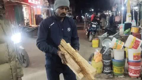 सरायकेला नगर पंचायत कार्यालय की ओर से नगर पंचायत क्षेत्र में सभी वार्डो पर ठंड से बचने के लिए शाम में कार्यपालक पदाधिकारी की ओर से जलावन हेतु लकड़ी की व्यवस्था चौक चौराहा पर दी जा रही है