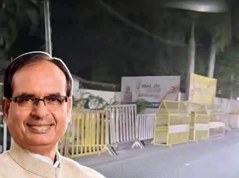 Big Breaking | शिवराज सिंह चौहान की सुरक्षा बढ़ाई गई
भोपाल/दिल्ली — केंद्रीय कृषि मंत्री शिवराज सिंह चौहान की सुरक्षा व्यवस्था को और कड़ा कर दिया गया है।
केंद्रीय गृह मंत्रालय को मिले खुफिया इनपुट के बाद यह फैसला लिया गया।
शुक्रवार देर रात भोपाल और दिल्ली — दोनों जगह सुरक्षा बढ़ाई गई।
भोपाल के 74 बंगला स्थित B-8 आवास के चारों ओर अतिरिक्त पुलिस बेरिकेटिंग की गई।
दिल्ली स्थित सरकारी आवास पर भी सुरक्षा घेरे को और मजबूत किया गया है।
शिवराज सिंह चौहान पहले से ही Z+ श्रेणी की सुरक्षा में हैं,
इसके बावजूद सुरक्षा को और ऊंचे स्तर पर ले जाया गया है।
गृह मंत्रालय के सख्त निर्देश
गृह मंत्रालय ने मध्यप्रदेश के DGP को सीधे निर्देश दिए
दिल्ली पुलिस के विशेष आयुक्त (सुरक्षा) को भी अलर्ट किया गया
मध्यप्रदेश पुलिस को हर स्तर पर सुरक्षा पुख्ता करने के आदेश
Z+ सिक्योरिटी क्या होती है?
Z+ सुरक्षा भारत की सबसे ऊंची सुरक्षा श्रेणी मानी जाती है
अत्यधिक खतरे की आशंका होने पर दी जाती है
सुरक्षा घेरे में
10 से अधिक NSG कमांडो
करीब 55 प्रशिक्षित सुरक्षाकर्मी (पुलिस + कमांडो) शामिल होते हैं