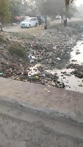 अंधेर नगरी चौपट राजा ये हे बीजेपी सरकार की कहानी सिर्फ लूट लो जो मिले हर तरफ केवल लुट क्या नगर पालिका हे और बीजेपी सरकार का स्वच्छ भारत