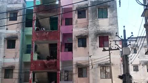 औरैया विद्युत विभाग द्वारा चलाई जा रही ओटीएस वन टाइम सेटलमेंट योजना के तहत शहर की पुरानी कलेक्ट्रेट स्थित कांशीराम कॉलोनी में एक विशेष शिविर लगाया गया। शिविर में उपभोक्ताओं की बिजली बिल संबंधी समस्याओं का समाधान किया गया और उन्हें योजना के लाभों के बारे में विस्तार से जानकारी दी गई। शिविर के दौरान उपखंड अधिकारी अजेय यादव स्वयं मौजूद रहे। उन्होंने बताया कि आज कई उपभोक्ताओं का शिड्यूल्ड रजिस्ट्रेशन किया गया है जिन्हें जल्द ही योजना का लाभ प्रदान किया जाएगा।
बाइट --विद्युत विभाग एसडीओ अजय यादव