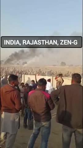 राजस्थान -हनुमानगढ़ में एथेनॉल फैक्ट्री लगाने का विरोध जारी है। 2 दिन से इंटरनेट बंद है। प्रदर्शनकारी 16 गाड़ियों में आगजनी-तोड़फोड़ कर चुके हैं।
दरअसल, ड्यून एथेनॉल प्रालि कंपनी 45 एकड़ जमीन पर 40 मेगावाट का प्लांट लगा रही है। स्थानीय लोग कह रहे हैं कि इससे प्रदूषण बढ़ेगा।
सितंबर-2024 से लगातार आंदोलन जारी है, जो अब हिंसक हो गया है।