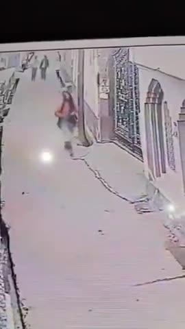 UP के हाथरस मे कोचिंग से लौट छात्राओं के साथ अश्लीलता का मामला सामने आया है। बाइक सवार युवकों ने छात्रा के गाल खींचे। यह घटना CC कैमरे मे कैद होने के बाद वीडियो वायरल हो गई। पुलिस ने तत्काल FIR दर्ज कर ली है।
ऑपरेशन लंगड़ा के तहत जल्दी ही 
आरोपियों की लंगड़ाते हुए वीडियो
जारी होने की उम्मीद है।