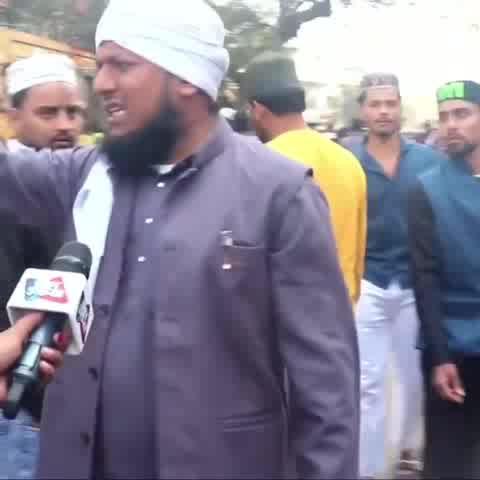 गोदी मीडिया पत्रकार से कोई बात नहीं करना चाहता लेकिन फिर भी मुसलमानो की मस्जिद के बाहर जबरदस्ती कर रहे है , वन्दे मातरम बुलवा रहे है ,
मौलवी साहब ने बढ़िया सबक सिखाया ,