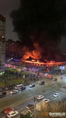 🔥 "रूस के सेंट पीटर्सबर्ग में बड़ा हादसा — प्रावोबेरेझ्नी मार्केट में भीषण आग!"
रूस के सेंट पीटर्सबर्ग शहर में प्रावोबेरेझ्नी मार्केट में भयंकर आग भड़क उठी।
मौके पर 30 से ज़्यादा फायर क्रू पहुंच चुके हैं और 100 से ज़्यादा लोगों को सुरक्षित निकाल लिया गया है।
इलाके में तेज़ धमाकों की आवाज़ें भी सुनी गईं —
शक है कि ये गैस सिलेंडरों के फटने की वजह से हुए हों।
📌 सोर्स: स्थानीय रूसी मीडिया