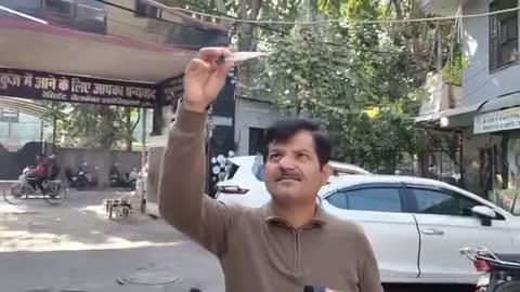 मुख्यमंत्री रेखा गुप्ता के जाहिल वाली बयान के बाद दिल्ली में लोग थर्मामीटर से AQI की जांच कर रहे है!
ग़ज़ब!