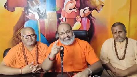 ये महामंडलेश्वर यति नरसिंहानंद गिरी है जो खुलेआम बोल रहा है।
“तिरंगे का बहिष्कार करो, हर हिंदू के घर पर भगवा ध्वज होना चाहिए”