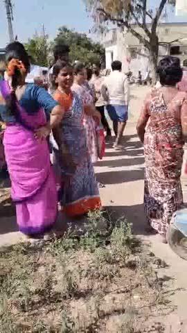 నల్లగొండ జిల్లా : 
• నార్కట్ పల్లి మండలం ఔరావాణి గ్రామంలో వింత ఘటన..
• మొదటి విడత సర్పంచ్ ఎన్నికల్లో బియార్యేస్ పార్టీ బలపర్చిన అభ్యర్థి కల్లూరి బాలరాజు ఒడిపోవడంతో దేవుని ఫోటో తో తను, తన భార్య పురుగుల మందు డబ్బా పట్టుకొని ఇల్లు ఇల్లు తిరుగుతూ ఓటుకు ఇచ్చిన డబ్బులు తిరిగి ఇవ్వాలనిఅభ్యర్ధన.
• బియార్యేస్ అభ్యర్ధిపై 448 ఓట్లతో జక్కిలి పరమేష్ కాంగ్రెస్ బలపర్చిన అభ్యర్థి గెలుపు.
• గ్రామంలో 1577 ఓట్ల ఉండగా 1494 ఓట్లు పోలైనవి.