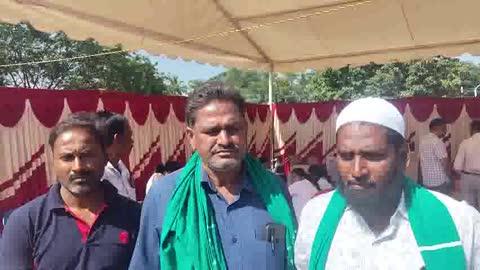 ಕರ್ನಾಟಕ ರಾಜ್ಯ ರೈತ ಸಂಘದ ವತಿಯಿಂದ ಬೃಹತ ರಕ್ತ ದಾನ ಶಿಬಿರ 
ಹನೂರು ತಾಲೂಕಿನಲ್ಲಿ ಆಯೋಜಿಸಲಾಗಿದ್ದ 
ಜಗದ್ಗುರು ಶ್ರೀ ಶಿವರಾತ್ರಿ ರಾಜೇಂದ್ರ ಮಹಾ ಸ್ವಾಮಿಗಳ 110 ನೆಯ ಜಯಂತಿ ಮಹೋತ್ಸವ 
ಕಾರ್ಯಕ್ರಮದಲ್ಲಿ ಕರ್ನಾಟಕ ರಾಜ್ಯ ರೈತ ಸಂಘ ರಕ್ತ ದಾನ ಶಿಬಿರ ಏರ್ಪಡಿಸಲಾಗಿತ್ತು 
ಶಿಬಿರದಲ್ಲಿ ಸುಮಾರು 35 ಕೂ ಹೆಚ್ಚು ಜನ ರಕ್ತ ದಾನ ಮಾಡಿದರು
ಕರ್ನಾಟಕ ರಾಜ್ಯ ರೈತ ಸಂಘದ ಹನೂರು ಘಟಕದ ಅಧ್ಯಕ್ಷ ಮಾತನಾಡಿ ರೈತರು ಕೇವಲ ನೇಗಿಲು ಹಿಡಿದು ದುಡಿಯುವವರು ಮಾತ್ರ ಅಲ್ಲ ಅವರು ಜನರ ಹೊಟ್ಟೆ ಹಸಿವು ನೀಗಿಸುತ್ತಾರೆ ಎಂದರು ಹಾಗೆಯೇ ಕೇವಲ ಜನರ ಹಸಿವು ನೀಗಿಸುವ ಕೆಲಸ ಮಾತ್ರ ಅಲ್ಲ ಆತ ತನ್ನ ರಕ್ತ ವನ್ನು ಕೊಟ್ಟು ಇನ್ನೊಬರ ಜೀವವು ಸಹ ಕಾಪಾಡುತ್ತಾನೆ ಎಂದರು 
ಈ ಸಂಧರ್ಭದಲ್ಲಿ ಕರ್ನಾಟಕ ರಾಜ್ಯ ರೈತರ ಸಂಘದ ಅಧ್ಯಕ್ಷರು ಉಪಾಧ್ಯಕ್ಷರು ಹಾಗೂ ಪದಾಧಿಕಾರಿಗಳು ಇದ್ದರು...