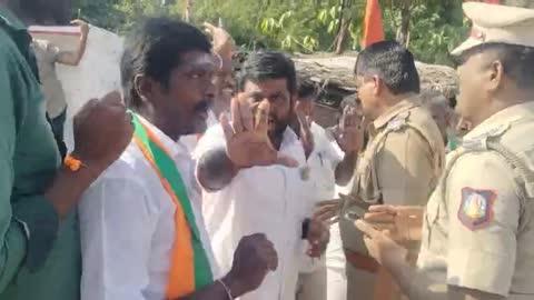 ஊத்தங்கரை நான்கு முனை சந்திப்பில் பாரதிய ஜனதா கட்சியின் கொடியை பிடிங்கி விட்டு திராவிட முன்னேற்றக் கழக கொடியை நெட்டதால் பாரதிய ஜனதா கட்சியினர் ஆர்பாட்டத்தில் ஈடுபட்டனர்.