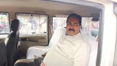 #अम्बेडकरनगर ।। प्राप्त जानकारी के अनुसार गैर जनपदीय आए दबंगों ने #विवादित जमीन को अपना बताकर इधर पुलिस से बातचीत चल ही रही थी अचानक दो #बुलडोजरों ने मकान को धराशाही कर दिया, पुलिस खड़ी मूक दर्शक बनी रही।
हद तो तब हो गई जब पूरा मकान मिट्टी में मिल गया तब नायब साहब की एंट्री होती है। लगभग  30 मिनट तक चला बुलडोजर,
फिर वहीं पुलिस  जेसीबी मशीन को सीज करने के लिए कोतवाली ले जाया गया।
गैर जनपदीय आए व्यक्ति को थाने की पुलिस तब गिरफ्तार करती है तब नायब तहसीलदार द्वारा यह कहा गया कि बिना राजस्व कर्मी की मौजूदगी में आप लोगों के द्वारा बुलडोजर कैसे चलवाया गया।
।। गजब की रही अंबेडकर नगर जिला प्रशासन की यह कार्यवाही।।
योगी आदित्यनाथ जी MYogiAdityanath UP Police