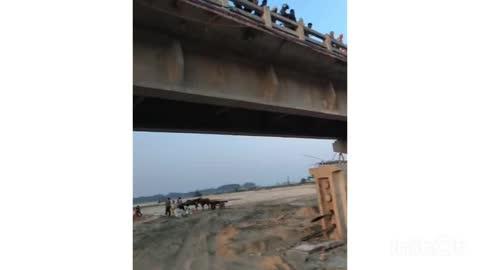 रामगंगा नदी के नवनिर्मित पुल पर क्रेन द्वारा सीमेंट के बीम को पिलरों पर रखने का काम शुरू देखने वालों की उमड़ी भीड़