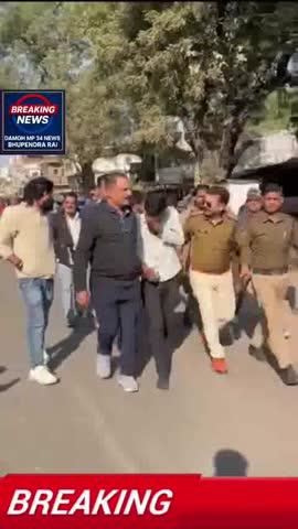 # छतरपुर में पंजाब_नेशनल_बैंक के सामने दर्दनाक सड़क हादसा
ट्रक की टक्कर से स्कूटी सवार बुजुर्ग की मौके पर मौत
ब्रेकिंग न्यूज़ | छतरपुर
सिटी कोतवाली थाना क्षेत्र अंतर्गत सागर–कानपुर नेशनल हाईवे पर पंजाब नेशनल बैंक के सामने शनिवार को एक दर्दनाक सड़क हादसा हो गया। तेज रफ्तार ट्रक ने स्कूटी सवार बुजुर्ग को टक्कर मार दी, जिससे उनकी मौके पर ही मौत हो गई।
हादसे की सूचना मिलते ही कोतवाली पुलिस मौके पर पहुंची और शव को कब्जे में लेकर जांच शुरू कर दी है। पुलिस पूरे मामले की जांच में जुटी हुई है।