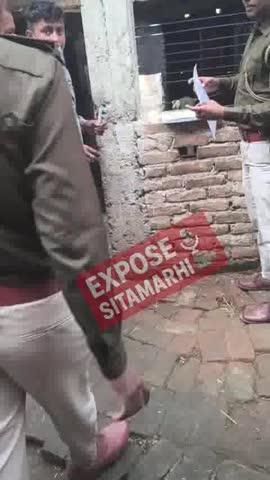 सोनबरसा थानांतर्गत हत्याकांड से संबंधित मामले में लंबे समय से फरार चल रहे अभियुक्त विकेश दास सा मटियार कला थाना सहियारा जिला सीतामढ़ी के विरुद्ध माननीय न्यायालय द्वारा निर्गत इश्तिहार अधिपत्र का विधिवत् चस्पा किया गया।
#sitamarhi #Sonbarsa #exposesitamarhi #PoliceAction #Bihar #BiharPolice