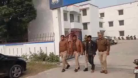 kaushambi...थाना कोखराज पुलिस ने नाबालिग के साथ दुष्कर्म करने वाले वांछित अभियुक्त को किया गिरफ्तार
ब्यूरो रिपोर्ट सुनील साहू/ वैधयत ख़बर हिन्दी दैनिक 
कौशाम्बी...थाना कोखराज पुलिस ने नाबालिग के साथ दुष्कर्म करने वाले वांछित अभियुक्त को गिरफ्तार किया है। गौरतलब हो कि दिनांक 11.07.2025 को थाना कोखराज पर वादी द्वारा सूचना दी गयी कि अभियुक्त मेरी नाबालिग बहन को बहला-फुसला कर भगा ले गया है। प्राप्त तहरीर के आधार पर थाना कोखराज पर सुसंगत धाराओं मे अभियोग पंजीकृत किया गया था। पीड़िता के बयान व सक्ष्य संकलन के आधार पर धारा 65 (1) बीएनएस व 5J (2) /6 पॉक्सो एक्ट की बढ़ोतरी की गयी थी। उपरोक्त क्रम में  दिनांक 13.12.2025 शनिवार को थाना कोखराज पुलिस टीम द्वारा कार्यवाही करते हुए मुखबिर खास की सूचना के आधार पर मुकदमा उपरोक्त से सम्बन्धित वांछित अभियुक्त सचिन पटेल पुत्र छेद्दू निवासी मोहनपुर थाना कोखराज जनपद कौशाम्बी को गिरफ्तार किया गया। विधिक कार्यवाही के पश्चात अभियुक्त  न्यायालय भेजा गया है।