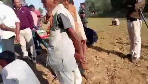 ग्राम टेढ़ी में आदिवासी समाज के साथ जातिगत अपमान का आरोप, गांव छोड़ने की चेतावनी
कटनी। ग्राम टेढ़ी में एक महिला द्वारा आदिवासी समाज के सदस्यों के साथ कथित रूप से जातिगत अपमान और अभद्र गालियां देने का गंभीर मामला सामने आया है। पीड़ित पक्ष के अनुसार, फूलाबाई नामक महिला द्वारा लगातार आदिवासी समाज को अपमानित किया जा रहा है, जिससे समाज में भारी आक्रोश व्याप्त है।
आदिवासी समाज के वरिष्ठ सदस्य प्रहलाद सिंह ठाकुर ने प्रशासनिक अधिकारियों के समक्ष विरोध दर्ज कराते हुए बताया कि उक्त महिला द्वारा उनकी जमीन पर अवैध कब्जा किया गया है। इसी भूमि विवाद को लेकर शुक्रवार को पटवारी ग्राम टेढ़ी पहुंचे थे और नपाई की प्रक्रिया चल रही थी। उसी दौरान संबंधित महिला मौके पर पहुंची और आदिवासी समाज के लोगों के साथ जातिगत शब्दों का प्रयोग करते हुए गाली-गलौज की।
प्रहलाद सिंह ठाकुर ने कहा कि इस तरह की घटनाओं से आदिवासी समाज स्वयं को असुरक्षित महसूस कर रहा है और हालात ऐसे बन गए हैं कि उन्हें गांव छोड़ने के लिए मजबूर होना पड़ रहा है। उन्होंने चेतावनी दी कि यदि इस मामले में शीघ्र उचित कार्रवाई नहीं की गई, तो वे इसकी शिकायत आदिवासी कल्याण बोर्ड, दिल्ली तक करेंगे।
आदिवासी समाज ने प्रशासन से मांग की है कि दोषी महिला के विरुद्ध अनुसूचित जाति/जनजाति अत्याचार निवारण अधिनियम के तहत कार्रवाई की जाए और पीड़ित परिवार को सुरक्षा प्रदान की जाए।