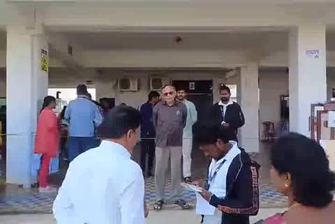 నరసన్నపేట: ప్రశాంతంగా ప్రారంభమైన ఏపీ ఉపాధ్యాయ టెట్ పరీక్షలు
నరసన్నపేటలోని కోర్ టెక్నాలజీ కేంద్రాల్లో ఆంధ్రప్రదేశ్ ఉపాధ్యాయ అర్హత పరీక్ష (టెట్) శనివారం ఉదయం ప్రశాంతంగా ప్రారంభమైంది. ఉదయం 8:30కే అభ్యర్థులు పరీక్షా కేంద్రాలకు చేరుకున్నారు. డిపార్ట్మెంటల్ అధికారి పేడాడ దాలినాయుడు పర్యవేక్షణలో పరీక్షలు జరుగుతున్నాయి. ఆయన తెలిపిన వివరాల ప్రకారం, ఉదయం, మధ్యాహ్నం రెండు విడతలలో పరీక్షలు నిర్వహిస్తున్నారు. మొత్తం 640 మంది అభ్యర్థులు ఈ పరీక్షలకు హాజరవుతున్నారు.