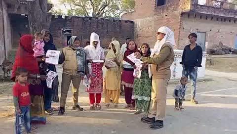 मिशन शक्ति अभियान फेज–5.0 के अंतर्गत जनपद कौशाम्बी के विभिन्न थानों द्वारा चलाया गया जागरूकता कार्यक्रम
मिशन शक्ति का ये पैगाम, हर बेटी बने मजबूत और महान
कौशाम्बी...आज दिनांक 13/12/2025 को पुलिस अधीक्षक कौशाम्बी राजेश कुमार के निर्देशन में जनपद के विभिन्न थानों द्वारा मिशन शक्ति अभियान फेज 5.0 के तहत महिलाओं एवं बालिकाओं को नारी सशक्तिकरण, साइबर अपराध, नए कानून (BNS/BNSS), गुड टच–बैड टच तथा हेल्पलाइन नंबरों के संबंध में विस्तृत जानकारी देते हुए जागरूक किया गया। साथ ही एंटीरोमियो स्क्वाड द्वारा क्षेत्र में भ्रमणशील होकर शोहदों को चेतावनी व हिदायत दी गई।
विभिन्न थानों का भ्रमण जागरूकता कार्यक्रम किया गया 
*थाना संदीपनघाट* – कोईलहा क्षेत्र में भ्रमणशील रहकर महिलाओं/बालिकाओं को नारी सशक्तिकरण, साइबर सुरक्षा, मिशन शक्ति केंद्र, महिला सहायता केंद्र, महिला हेल्पडेस्क, एंटीरोमियो टीम एवं थाना CUG नंबरों की जानकारी दी गई।
*थाना सराय अकिल* – चौकी तिल्हापुर क्षेत्र के ग्राम उस्मानपुर बिगहरा व थाने पर उपस्थित महिलाओं को महिला संबंधी अपराध, साइबर अपराध, नए कानूनों की जानकारी, समस्याओं का श्रवण व काउंसिलिंग कर जागरूक किया गया।
*थाना महेवाघाट* – ग्राम टिकरा में भ्रमणशील होकर मिशन शक्ति केंद्र, महिला अपराध, साइबर अपराध, नए कानूनों पर जागरूकता, समस्याओं का निस्तारण व काउंसिलिंग की गई।
*महिला थाना* – एंटीरोमियो स्क्वाड द्वारा क्षेत्र में भ्रमण कर शोहदों को हिदायत दी गई, महिलाओं/बालिकाओं को नए आपराधिक कानून (BNS/BNNS), Zero FIR व E-FIR, गुड टच–बैड टच तथा हेल्पलाइन सेवाओं की जानकारी दी गई।
*थाना कोखराज* – थाने पर उपस्थित महिलाओं को मिशन शक्ति केंद्र, महिला अपराध, साइबर अपराध, नए कानूनों पर विस्तृत जानकारी देकर काउंसिलिंग की गई।
*थाना मंझनपुर* – कस्बा मंझनपुर (प्रदर्शनी स्थल) में महिला मिशन शक्ति/एंटीरोमियो व साइबर सुरक्षा अभियान के अंतर्गत महिलाओं/बालिकाओं को सशक्तिकरण एवं हेल्पलाइन सेवाओं की जानकारी दी गई।
*थाना पश्चिम शरीरा* – कस्बा पश्चिम शरीरा में महिला मिशन शक्ति, एंटीरोमियो स्क्वाड, साइबर सुरक्षा अभियान एवं नए कानूनों के तहत महिलाओं/बालिकाओं को नारी सशक्तिकरण व साइबर सुरक्षा के संबंध में जागरूक किया गया। इस दौरान महिला सहायता केंद्र, महिला हेल्पडेस्क, एंटीरोमियो टीम के कार्य एवं थाना CUG नंबरों की जानकारी प्रदान की गई।
(जनजागरूकता हेतु 
महत्वपूर्ण हेल्पलाइन नंबर
पुलिस आपातकालीन सेवा	112
माननीय मुख्यमंत्री हेल्पलाइन	1076
1090 वीमेन पावर हेल्पलाइन	1090
स्वास्थ्य सेवा	102
चाइल्ड हेल्पलाइन	1098
साइबर अपराध हेल्पलाइन	1930
महिला हेल्पलाइन	181
जनपद कौशाम्बी पुलिस द्वारा मिशन शक्ति अभियान के तहत निरंतर जागरूकता कार्यक्रम संचालित किए जा रहे हैं, ताकि महिलाएं एवं बालिकाएं सुरक्षित, सशक्त एवं आत्मनिर्भर बन सकें।
👉 “नारी सुरक्षा – नारी सम्मान – नारी स्वावलंबन”
👉साइबर या सड़क – हर खतरे से बचाना है,
मिशन शक्ति को घर-घर तक पहुंचाना है।