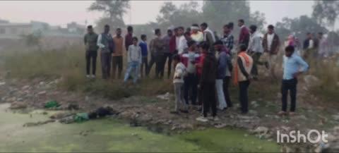 संभल: 26 नवंबर को बारात से अपहृत दो सगे भाइयों की हत्या।
​बड़े भाई का शव 3 दिन बाद,और छोटे भाई का शव आज 17 दिन बाद तालाब से गली-सड़ी अवस्था में बरामद।​हत्या का आरोप मौसेरे भाई पर लगा,जो अभी भी पुलिस की गिरफ्त से बाहर है।
​पुलिस दोनों भाइयों को सकुशल बरामद नहीं कर सकी।
धनारी थाना क्षेत्र के मझोला गांव में मिला आज तालाब में पड़ा शव।