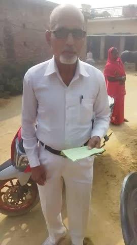 आकाशवाणी 
13.12.2025 ई0
👉🏾  देश के गद्दार कौन ?👈
यह लोग ! वह 23 गद्दार हैं जिन्हें नेहरू ने हीरो बना दिया । विभाजन के बाद भारत के संविधान सभा में 299 सदस्य बने थे । इनमें से कम से कम 23 लोग वह थे जो मुस्लिम लीग के टिकट पर जीते थे । यही लोग खुलेआम पाकिस्तान की मांग की थी और पाकिस्तान बन गया ,लेकिन यह 23 लोग पाकिस्तान नहीं गए । भारत में ही रहे और संविधान बनाने लगे कैसे ❓
नेहरू जी की अंतरिम सरकार ने इन 23 मुस्लिमलीगों को संविधान में बनाए रखा। यही लोग पाकिस्तान लेकर रहेंगे नारा लगा रहे थे । नेहरू ने इन्हें संविधान लिखने की कुर्सी दे दी । इनमें से कुछ नाम इस प्रकार है !
मद्रास से :-मोहम्मद इस्माइल, KTM अहमद इब्राहिम ,महबूब अली बैग, B  pokat साहब..
मुंबई से :- अब्दुल कादिर.मोहम्मद शेख.
असम से:- सैयद सादुल्लाह, (यह बाद में असम का  C M बना).
यूपी से :-  बेगम आजाद रसूल तथा नवाब इस्माइल खान (जो बाद में A M U के  चांसलर बने )!
बिहार से  :- Z H लारी,हुसैन इमाम,  लतीफुर्र रहमान ,मोहम्मद ताहिर, यह सब लोग बाद में मंत्री बने । 
*आज उनके वंशज टीवी पर आकर बोलते हैं कि हमारा खून भी इस मिट्टी में मिला है! 
*
‼️ सबसे हैरानी की बात ‼️
मुस्लिम लीग मेंबर्स इन कॉन्स्टिट्यूशन असेंबली ( Muslim leag members Inconnstitunt Assembly) गूगल करने पर भी इन 23 के नाम नहीं मिलते हैं ,
" कोई बड़ा हिंदुत्व बड़ी संगठन आज इस मुद्दे को नहीं उठा सका "
जो कल तक गद्दार कहलाते थे उन्हें संविधान लिखने वाला बना दिया गया। 
यह  करिश्मा नेहरू गांधी युग में ही हो सकता था । 
!! इतिहास को छुपाया नहीं जा सकता, छिपाया नहीं जाता !
सामने लाना पड़ता है । 
हम राष्ट्रवादियों को , विचारधारा में अभी हजार गुना काम करना शेष रह गया है। हमारी आने वाली पीढ़ी को ,आने वाली जनरेशन को पता चलना चाहिए। 
पोस्ट को शेयर करें । 
हिंदुओं को जगा दो 
जय हिंद 
वंदे मातरम्,