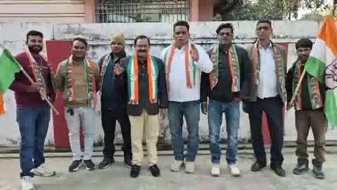 📢 संविधान बचाव रैली: हजारीबाग से दिल्ली तक कांग्रेस का शक्ति प्रदर्शन
हजारीबाग से बड़ी राजनीतिक हलचल सामने आई है। 14 दिसंबर को दिल्ली के ऐतिहासिक रामलीला मैदान में आयोजित “संविधान बचाओ एवं वोट चोर गद्दी छोड़ो रैली” में शामिल होने के लिए हजारीबाग से दर्जनों कांग्रेस नेता व कार्यकर्ता दिल्ली रवाना हुए।
इस रैली में भाग लेने के लिए पूर्व कांग्रेस प्रत्याशी डॉ. आर.सी. प्रसाद मेहता के नेतृत्व में कांग्रेस कार्यकर्ताओं का जत्था रांची से हवाई मार्ग और कोडरमा से रेल मार्ग द्वारा दिल्ली के लिए निकला।
🎤 डॉ. आर.सी. मेहता ने कहा—
“आज देश का संविधान खतरे में है। लोकतंत्र, मताधिकार और संवैधानिक संस्थाओं पर लगातार हमले हो रहे हैं। कांग्रेस पार्टी संविधान और जनता के अधिकारों की रक्षा के लिए सड़क से संसद तक संघर्ष कर रही है।”
👥 दिल्ली रवाना होने वालों में प्रमुख रूप से
डॉ. आर.सी. मेहता, अल्पसंख्यक प्रकोष्ठ जिलाध्यक्ष साजिद अली खान, मुकेश कुमार, टिंकू प्रसाद मेहता, रविंद्र सिंह, जितेंद्र कुशवाहा, सुरेंद्र मंडल, सौरभ कुमार, भीम साव, प्रदीप प्रसाद, संजय सिंह सहित दर्जनों कार्यकर्ता शामिल हैं।
🗣️ साजिद अली खान ने कहा कि रैली को लेकर कार्यकर्ताओं में जबरदस्त उत्साह है और रामलीला मैदान में लाखों की संख्या में लोग जुटकर संविधान की रक्षा का संकल्प लेंगे।
✊ संविधान की रक्षा, लोकतंत्र की मजबूती—दिल्ली में गूंजेगी जनआवाज़!
🔔 वीडियो को लाइक करें, शेयर करें और लोकतंत्र की इस आवाज़ को आगे बढ़ाएं।
#ConstitutionBachao #CongressRally #HazaribaghToDelhi #SaveDemocracy #RamleelaMaidan