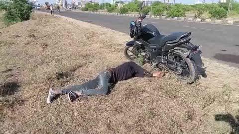 डायल 112 की तत्परता से बची घायल युवक की जान।
खबर बैतूल जिले के मुलताई से है जहाँ नगर के अमरावती रोड स्थित बटरफ्लाई ब्रिज के पास दोपहर करीब 2 बजे एक सड़क हादसा हो गया।
अज्ञात वाहन ने मोटरसाइकिल सवार युवक को टक्कर मार दी और चालक मौके से फरार हो गया हादसे में युवक गंभीर रूप से घायल हो गया।
घटना के बाद आसपास मौजूद लोगों ने तत्परता दिखाते हुए घायल युवक को खंती से बाहर निकाला।
बताया जा रहा है कि युवक कुछ दूरी पर सड़क किनारे बेहोशी की हालत में पड़ा मिला। 
इसकी सूचना डायल 112 और थाना प्रभारी को दी गई।
सूचना मिलते ही डायल 112 की टीम मौके पर पहुंची और घायल युवक को तत्काल नगर के सरकारी अस्पताल पहुंचाया, जहां उसका उपचार किया गया।
वहीं मौक़े पर पहुंचे थाना प्रभारी नरेंद्र सिंह परिहार ने घटनास्थल का मुआयना किया।
जानकारी अनुसार घायल युवक छिंदवाड़ा जिले का निवासी है, उसका नाम रमजान पिता नान्हू उइके बताया जा रहा है। 
हादसे में युवक के सिर में गंभीर चोट आई है फिलहाल पुलिस मामले की जांच में जुट गई है।
डायल 112 की त्वरित कार्रवाई से घायल को समय पर उपचार मिल सका, जिससे घायल युवक की जान बच गई।