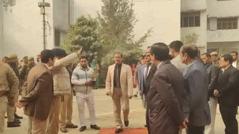 जिला मैनपुरी 
रिपोर्टर अमितकौशिक
13 दिशम्बर के दिन दीवानी मैं राष्ट्रीय लोक अदालत का आयोजन किया गया जिसमें हजारो की संख्या में मामलों का निस्तारण किया गया राष्ट्रीय लोक अदालत का शुभारंभ जिलाजज की ओर से किया गया था 
माह के दूसरे शनिवार का दिन अवकाश का रहता है लेकिन 13 दिसम्बर दूसरे शनिवार के दिन के दिन दीवानी में राष्ट्रीय लोक अदालत का आयोजन किया गया था न्याय चला निर्धन की ओर के तहत दीवानी में राष्ट्रीय लोक अदालत का आयोजन किया गया है राष्ट्रीय लोक अदालत में सुनवाई के लिए हजारों मुकदमे शामिल किए गए थे जिनकी सुनवाई के लिए न्यायिक अधिकारियों की पीठ तैयार की गई थी राष्ट्रीय लोक अदालत में सुनवाई के लिए निम्न वत राजस्व, बैंकों, सूक्ष्म अपराध, विद्युत विभाग, मोटर वाहन, संपत्ति विवाद, और सिविल के मामले शामिल किए गए थे जिसमें अन्य विवादों के मामले भी शामिल थे जिनपर राष्ट्रीय लोक अदालत में सुनवाई की गई सुबह राष्ट्रीय लोक अदालत का शुभारंभ जिलाजज रूपेश रंजन द्वारा मां सरस्वती की प्रतिमा पर दीप प्रज्वलित कर किया गया था शुभारंभ के बाद जिला जल द्वारा राष्ट्रीय लोक अदालत में शामिल होने के लिए आए बैंकर से परिचय प्राप्त किया गया और उनसे यह भी पूछा गया कि कितने मामलों का निस्तारण किया जाएगा यहां जेल में बंद बंधिया की ओर से तरकाशी के माध्यम से बनाए गए उपकरणों का भी निरीक्षण जिला जज की ओर से किया गया और उन्होंने यहां खरीदारी भी की है भैया इसके बाद राष्ट्रीय लोक अदालत की शुरुआत हुई अपर जिला जज कमल सिंह द्वारा भी यहां राष्ट्रीय लोक अदालत का समय समय पर निरीक्षण किया गया और जो भी मामले राष्ट्रीय लोक अदालत में शामिल किए गए थे उनको जल्द  जल्द निस्तारण के निर्देश दिए थे राष्ट्रीय लोक अदालत के दौरान यहां जिला दीवानी सिविल कोर्ट के जितने भी न्यायाधीश मौजूद थे उनकी ओर से विकलांगों को विकलांग उपकरण भी दिए गए चीन में ट्राई साइकिल बैसाखी शामिल थी वहीं राष्ट्रीय लोक अदालत के दौरान ही न्यायाधीशों की ओर से पौधारोपण भी किया गया एक पौधा एक निस्तारण का नाम दिया गया था दर्जनों की संख्या में यहां न्यायाधीशों की ओर से पौधे रोपे गए जिला विधिक सेवा प्राधिकरण के सचिव और अपर जिला जज कमल सिंह द्वारा क्या कुछ बताया गया अब जरा यह भी सुनिए