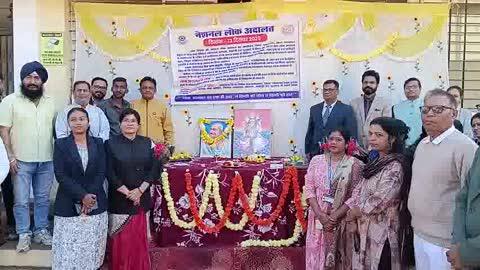 वर्ष की अंतिम नेशनल लोक अदालत का हुआ आयोजन।
खबर बैतूल जिले के मुलताई से जहां अदालत परिसर में वर्ष की अंतिम लोक अदालत का आयोजन किया गया। 
लोक अदालत की शुरुआत माँ सरस्वती एवं राष्ट्रपिता महात्मा गांधी के चित्र पर माल्यार्पण एवं दीप प्रज्वलन कर विधिवत पूजन के साथ की गई।
लोक अदालत में एडीजे संदीप पाटिल,एडीजे संजय भलावी, न्यायाधीश वास्कले, लोक अभियोजन अधिकारी मालिनी देशराज, नायब नाजिर देवेंद्र मौखलगाये सहित अन्य न्यायिक अधिकारी कर्मचारी, अधिवक्ता एवं पक्षकार उपस्थित थे।
लोक अदालत के इस भव्य आयोजन के दौरान नगर पालिका, विद्युत विभाग सहित विभिन्न बैंकों के अधिकारी एवं कर्मचारी भी मौजूद हुए जहाँ आपसी सहमति से प्रकरणों के निराकरण का प्रयास किया गया, जिससे पक्षकारों को त्वरित एवं सुलभ न्याय मिल सके।