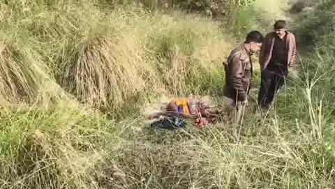 ब्रेकिंग न्यूज
जालौन
सड़क किनारे झाड़ियों में मिला अज्ञात महिला का शव।
झाड़ियों में शव देखे जाने पर ग्रामीणों में मचा हड़कंप।
आननफानन में ग्रामीणों ने शव की सूचना स्थानीय थाना पुलिस को दी।
सूचना मिलते ही मौके पर पहुँची पुलिस ने झाड़ियों में पड़े अज्ञात महिला के शव को लिया कब्जे में।
मृतक महिला की उम्र 55- 60 वर्ष की बताई जा रही है।
वही पुलिस के अनुसार महिला के शरीर पर के नही है कोई भी निशान।
पुलिस ने महिला की शिनाख्त के प्रयास के लिये आसपास के गांवों में दी सूचना।
पोस्टमार्डम रिपार्ट आने के बाद ही महिला के मौत का कारण होगा स्पष्ट।
मामला जालौन के कदौरा थाना क्षेत्र के  डाले के पुरवा रोड स्थित बाम्बे के पास का।