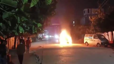 जालौन 
चलती कार में ब्लास्ट, बनी आग का गोला। कार में लगे गैस टैंक से गैस लीक, भीषण आग लगी। कार सवारों ने कूदकर बचाई अपनी जान। बीच सड़क अचानक ब्लास्ट से मचा हड़कंप। सूचना पर पहुंचे दमकलकर्मी, आग बुझाने में जुटे। उरई कोतवाली क्षेत्र, DVC कॉलेज के पास हादसा