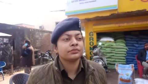 ईरानी बस्ती पर पुलिस ने मारा छापा, मचा हड़कंप
मुख्यमंत्री योगी आदित्यनाथ के सख्त निर्देशों के बाद पुलिस लगातार सक्रिय 
अपर पुलिस अधीक्षक अरुण सिंह के नेतृत्व में ईरानी बस्ती में पुलिस की बड़ी कार्यवाही 
कोतवाली फर्रुखाबाद, थाना मऊदरवाजा सहित तीन थानों की फोर्स के साथ की गई छापेमारी 
पुलिस ने छापेमारी कर ईरानी बस्ती के लोगों के आधार कार्ड, राशन कार्ड सहित अन्य कागजात चेक किए
क्षेत्राधिकारी नगर ऐश्वर्या उपाध्याय ने बताया कि ईरानी बस्ती में जांच पड़ताल की गई है, कुल 22 परिवार यहां रहते है
इनके कागजात, पासपोर्ट चेक किए है, इनके पास कितने वाहन है, इसकी जानकारी की गई है, कितने लोगों पर मुकदमा है और पूरा आपराधिक इतिहास भी चेक किया जा रहा है
फर्रुखाबाद कोतवाली क्षेत्र में मदर इंडिया कोल्ड स्टोरेज के पीछे ईरानी बस्ती का मामला
बाइट :-- ऐश्वर्या उपाध्याय क्षेत्राधिकारी नगर (सीओ सिटी)