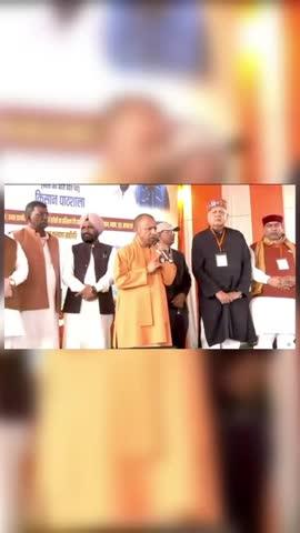 पत्रकार रामजी दीक्षित बाराबंकी                                                 *मा0 मुख्यमंत्री जी के कार्यक्रम के सफल आयोजन हेतु सहयोग के प्रति मीडिया के बन्धुओं, अधिकारियों/कर्मचारियों का आभार-डीएम*
बाराबंकी 12 दिसम्बर 2025-: मा0 मुख्यमंत्री जी द्वारा ग्राम दौलतपुर में आयोजित प्रगतिशील किसान सम्मेलन : खेती की बात खेत पर एवं किसान पाठशाला के शुभारंभ कार्यक्रम के सफल एवं उच्च स्तरीय आयोजन पर जिलाधिकारी श्री शशांक त्रिपाठी ने सभी विभागों के अधिकारियों, कर्मचारियों तथा मीडिया बन्धुओं के प्रति हार्दिक धन्यवाद व्यक्त किया।
जिलाधिकारी ने कहा कि माननीय मुख्यमंत्री श्री योगी आदित्यनाथ के महत्वपूर्ण कार्यक्रम को सुव्यवस्थित, सुरक्षित और उत्कृष्ट रूप से संपन्न कराने में प्रशासन, पुलिस, कृषि विभाग, एवं अन्य सभी ने अत्यंत समर्पण, अनुशासन और टीम भावना के साथ कार्य किया। उनके अथक प्रयासों के कारण यह व्यापक कार्यक्रम बिना किसी व्यवधान के सफलतापूर्वक सम्पन्न हो सका, जो पूरे जिला प्रशासन के लिए गर्व का विषय है।
जिलाधिकारी ने कार्यक्रम की निर्बाध एवं सुव्यवस्थित कवरेज सुनिश्चित करने में महत्वपूर्ण भूमिका निभाने हेतु मीडिया बन्धुओं के प्रति विशेष आभार व्यक्त किया। उन्होंने कहा कि प्रशासन एवं मीडिया के बीच प्रभावी समन्वय और सहयोग ही जनहित से सम्बंधित जानकारियों के समयबद्ध एवं व्यापक प्रसार को सुनिश्चित करता है, जिससे योजनाओं एवं कार्यक्रमों की अधिकतम उपयोगिता जनता तक पहुँच पाती है।