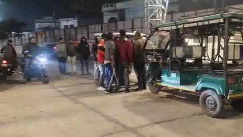 लखीमपुर सदर कोतवाली क्षेत्र के अंतर्गत रेलवे स्टेशन गेट नंबर 2 पर ई रिक्शा चालकों में जमकर हुआ गाली गलौज और मारपीट चले लाठी डंडे