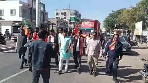 बाली में भाजपा का जन जागरण अभियान, रथ यात्रा के जरिए योजनाओं व उपलब्धियों की दी जानकारी
बाली।
भारतीय जनता पार्टी द्वारा बाली में सरकार की विभिन्न जनकल्याणकारी योजनाओं एवं उपलब्धियों को आमजन तक पहुंचाने के उद्देश्य से जन जागरण अभियान चलाया गया। इस अभियान के तहत एक रथ यात्रा निकाली गई, जिसका समापन बाली नगरपालिका परिसर में किया गया।
रथ यात्रा की शुरुआत कचहरी के बाहर स्थित गोमाता मंदिर से हुई। इसके पश्चात रथ यात्रा प्रताप चौक, पृथ्वीराज चौहान गांधी चौक से होते हुए बाली नगरपालिका परिसर चौक पहुंची, जहां इसका विधिवत समापन किया गया।
पूर्व जिलाध्यक्ष मंशाराम परमार ने बताया कि रथ यात्रा का मुख्य उद्देश्य राज्य सरकार की विभिन्न योजनाओं, उनकी उपलब्धियों तथा पिछले दो वर्षों में हुए विकास कार्यों का रिपोर्ट कार्ड जनता के सामने प्रस्तुत करना है। वहीं मंडल अध्यक्ष मनोहर सिंह राव ने कहा कि अभियान का प्राथमिक लक्ष्य ग्रामीण क्षेत्रों सहित प्रत्येक नागरिक को सरकारी योजनाओं, विकास कार्यों और उपलब्धियों की जानकारी देना है, ताकि अधिक से अधिक लोग इन कल्याणकारी योजनाओं का लाभ उठा सकें।
इस कार्यक्रम में नगर पालिका अधिशाषीअधिकारी राजल राव भरत त्रिवेदी, नगरपालिका अध्यक्ष भरत चौधरी, नगरपालिका उपाध्यक्ष नरेंद्र सिंह सोलंकी, शक्तिसिंह चौहान, पूर्व मंडल अध्यक्ष जगदीश परिहार, पार्षद जगदीश वर्मा, पूर्व पार्षद दीपराम सेन सहित अनेक भाजपा कार्यकर्ता एवं पदाधिकारी उपस्थित रहे। कार्यक्रम के दौरान कार्यकर्ताओं ने जनसंपर्क के माध्यम से अभियान को सफल बनाने का संकल्प लिया।