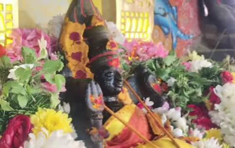 கோவை.
டவுன்ஹால் பகுதியில் உள்ள மாகாளியம்மன் கோவிலில் இன்று நடை திறந்த போது வலது கண் திறந்தவாறு இருந்ததாக சொல்லபடுகிறது.
28 ஆண்டுகளுக்கு பிறகு கண் திறந்ததாகவும் இதற்கு முன்பு 1997 ல் கண் திறந்ததாகவும் பக்தர்கள் சொல்கிறார்கள்.