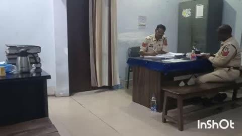 ग्राम डिघोरा मे जमीन विवाद पर दो भाइयो के बिच जम कर हुवा मार पिट दोनों पक्छो ने थाना हिर्री मे दर्ज कराई रिपोर्ट
आज शनिवार की साम 6 बजे हिर्री पुलिस से मिली जानकारी के अनुसार पहला
नाम प्रार्थी - कुलदीप डहरिया पिता अघनु डहरिया उम्र 37 साल साकिन डिघोरा थाना हिरी जिला बिलासपुर छ.ग.
ने शनिवार की दोपहर
14.28 बजे थाना हिर्री मे उपस्थित हों कर रिपोर्ट दर्ज कराई हैं की
मैं ग्राम डिघोरा में रहता है। रोजी मजदूरी का काम करता हा कि दिनांक 12.12.2025 को में सुबह 09.00 बजे अपने पत्नी सुनीता डहरिया के साथ फिल इस्पात कंपनीडिघोरा में काम करने गया था वहां से काम करके शाम 06.00 बजे वापस घर आ गये थेो मैं एवं मेरी पानी के साथ घर में थे कि शाम 06.30 बजे के लगभग मेरा बडा भाई दीपक डहरिया घर आया और मुझे पारिवारिक जमीन हिस्रा बटवारा की बात को लेकर मुझे मां बहन की अश्लील गंदी गंदी गाली गलौच करने लगा तब मैं अपने बड़े भाई दीपक डहरिया को गाली गलौच करने से मना किया तो मेरा बडा भाई दीपक मुझे हाथ मुक्का से मारपीट कर जान से मारने की धमकी दे रहा था। लडाई झगडा को देखकर मेरी पत्नी सुनीता डहरिया बीच बचाव करने आई तो उसे भी मेरा बड़ा भाई दीपक डहरिया के द्वारा मां बहन की अश्लील गंदी गंदी गाली गलौच कर हाथ मुक्का से मारपीट कर उसके बाल को पकड़कर खीच दिया मारपीट करने से मेरे बाया हाथ में चोट लगा है दर्द हो रहा है। तथा मेरी पत्नी के सिर में दर्द हो रही है। घटना को मेरे पिता अघनू डहरिया एवं बहन सिंधु घृतलहरे देखे सुने तथा बीच बचाव किया है। घटना कोरिपोर्ट करता है। कार्यवाही किया जावे मैं अपना रिपोर्ट पढकर देखा सूना मेरे बताये अनुसार सही लिखी गई है
प्रॉर्थी की रिपोर्ट पर हिर्री पुलिस ने अपराध धारा-296, 115(2), 351(2) बी एन एस के तहत मामला दर्ज कर लिया हैं और मामले की विवेचना जारी हैं