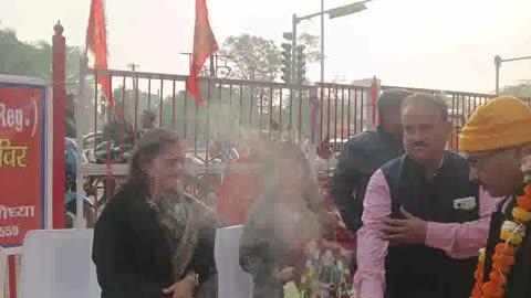 शीतकालीन जनसेवा शिविर के तहत सियाराम चैरिटेबल ट्रस्ट ने बांटे कंबल
अयोध्या। सियाराम चैरिटेबल ट्रस्ट द्वारा सहादतगंज स्थित हनुमान गढ़ी परिसर में कंबल वितरण समारोह का आयोजन किया गया। इसके साथ ही संस्था के शीतकालीन जनसेवा शिविर का शुभारंभ भी किया गया। कार्यक्रम का उद्घाटन मुख्य अतिथि जेबी नर्सरी स्कूल सोसाइटी की निदेशक मंजुला झुनझुनवाला एवं हनुमान गढ़ी नाका के महंत रामदास ने भगवान रामलला की प्रतिमा के समक्ष दीप प्रज्ज्वलन कर किया। कार्यक्रम में विशिष्ट अतिथि के रूप में सर्वेश वर्मा एवं नितिन अग्रवाल उपस्थित रहे। अतिथियों का स्वागत संस्था के अनंत सिंह ने किया।
मुख्य अतिथि मंजुला झुनझुनवाला ने कहा कि सर्दी के मौसम में जरूरतमंदों तक सहायता पहुंचाना सबसे बड़ी सेवा है। उन्होंने कहा कि समाज के सक्षम वर्ग को आगे आकर ऐसे सेवा कार्यों में भागीदारी करनी चाहिए, जिससे गरीब, असहाय और वृद्ध जनों को राहत मिल सके। सियाराम चैरिटेबल ट्रस्ट द्वारा किया जा रहा यह प्रयास सराहनीय है और अन्य संस्थाओं के लिए प्रेरणास्रोत बनेगा।
हनुमान गढ़ी नाका के महंत रामदास ने कहा कि सेवा ही सच्चा धर्म है। प्रभु श्रीराम की नगरी अयोध्या में मानव सेवा का विशेष महत्व है। कंबल वितरण जैसे कार्य ठंड से बचाव के साथ-साथ मानवीय संवेदनाओं को भी सशक्त करते हैं। संस्था की प्रवक्ता सुधा सिंह ने बताया कि शीतकालीन जनसेवा शिविर के तहत आगामी दिनों में नगर के विभिन्न क्षेत्रों में जरूरतमंदों को कंबल व अन्य आवश्यक सामग्री का वितरण किया जाएगा। संस्था का उद्देश्य है कि कोई भी जरूरतमंद ठंड में असहाय न रहे।
रामानुज सिंह रामा ने कहा कि सियाराम चैरिटेबल ट्रस्ट समाज के अंतिम व्यक्ति तक सहायता पहुंचाने के संकल्प के साथ कार्य कर रहा है। उन्होंने युवाओं से सामाजिक सेवा में सक्रिय भागीदारी की अपील की।
मौके पर संस्था के संरक्षक महंत त्रिलोकी दास, वरिष्ठ पत्रकार रमाशरण अवस्थी, जेबी सिंह, डा दिनेश सिंह, वीपी सिंह, मनोज कुमार सिंह, अमित कुमार सिंह, नृपेन्द्र प्रताप सिंह, धर्मपाल पांडेय ,अभय प्रताप सिंह, हेमंत सिंह, आशीष श्रीवास्तव, अजय तिवारी, सौरभ सिंह, शाहनवाज सिंह बोसू मौजूद रहे।