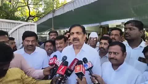 लातूरचे सुपुत्र आणि देशाचे माजी गृहमंत्री शिवराज पाटील चाकूरकर यांच्या अंतिम दर्शनासाठी राष्ट्रवादीचे नेते उपस्थित होते