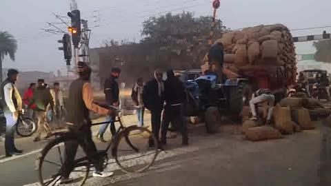 जनपद  सम्भल 
बहजोई बाईपास रेलवे फाटक पार करते समय ट्रैक्टर से गिरी धान बोरिया हादसा टला