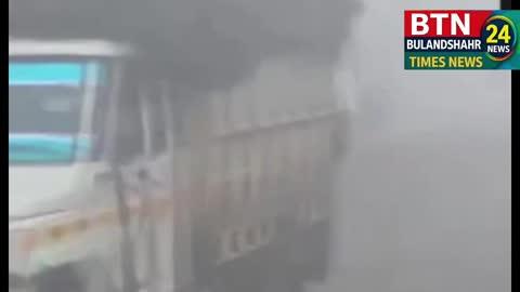 *बुलंदशहर ब्रेकिंग*
बुलन्दशहर: एनसीआर में तापमान गिरने के साथ बढ़ी ठंड और ठिठुरन।
दिसंबर के पहले कोहरे के आगोश में समाया यूपी का बुलन्दशहर।
रात से ही ज़बरदस्त कोहरा, सर्दी का पहला कोहरा मान रहे हैं मौसम के जानकार।
कोहरे की चादर में लिपटा है आसमान, कोहरे से ढका है बुलन्दशहर।
कोहरे से वाहनों की थमी रफ्तार, धुंध बढ़ने से कम हुई विजिबिलिटी।
जानलेवा साबित हो सकती है वाहन चालकों की थोड़ी सी लापरवाही।
लोगों को सर्दी में लेना पड़ा अलाव का सहारा।
संवाददाता :- मनोज गिरी की रिपोर्ट 
#LatestNews #winterfog #Bulandshahr #Bulandshahrtimesnews #BTN24 #LIVE